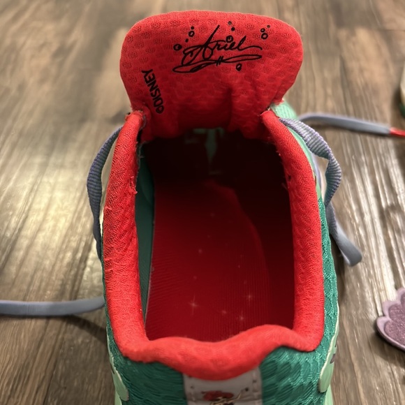 RunDisney Little Mermaid 2016 New Balance Vazee - Picture 4 of 7